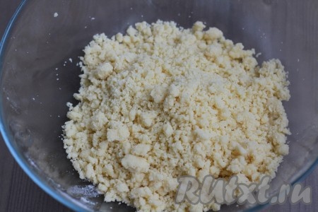 Сливочное масло порубить с мукой и солью.
