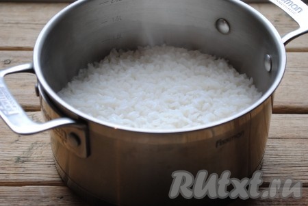 Отправить кастрюлю на сильный огонь и, помешивая, довести до кипения. Затем огонь убавить до минимального, ещё раз перемешать, чтобы рис не пристал ко дну кастрюли, накрыть крышкой и готовить 10 минут. Во время приготовления крышку не открывать и не помешивать. Затем огонь сделать максимальным и через 10 секунд кастрюлю убрать с огня. Дать рису настояться 5 минут, затем крышку можно открыть. Рис, сваренный по этому рецепту, получается рассыпчатым, то есть не склеивается, его можно подать на гарнир, использовать для приготовления салатов и суши.