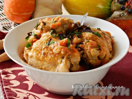 Вкусная и очень ароматная курица, тушеная в сметане с овощами, готова.
