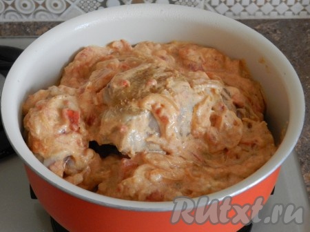 Выложить приготовленный соус к курице, довести до кипения, уменьшить огонь и тушить курицу в соусе под крышкой до готовности, около 30-40 минут.
