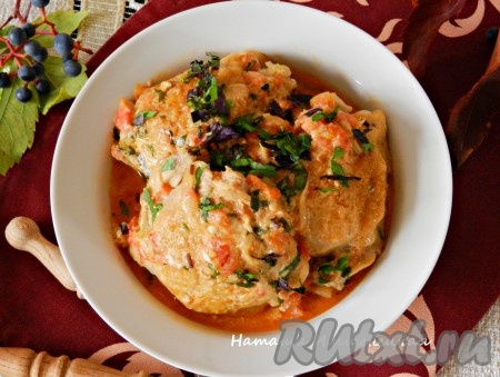 Курица, тушеная в сметане с овощами