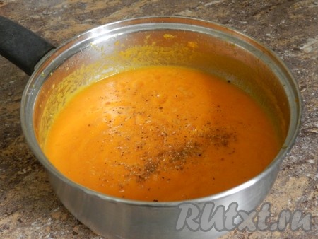 Поставить тыквенный суп-пюре на огонь, приправить солью, перцем и молотым кориандром, довести до кипения и снять с огня.
