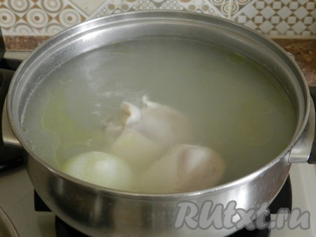 Куриные бедра без кожи залить 1 литром холодной воды, довести до кипения, снять пену. Добавить очищенную луковицу и варить на медленном огне под крышкой 40 минут. Посолить в процессе варки.