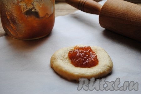 Тесто обмять и разделить на 15-17 одинаковых частей. Каждую часть раскатать в лепёшку, на которую выложить по 1 чайной ложке повидла (у меня яблочное повидло, но можно использовать любое густое повидло на Ваш вкус).&nbsp;
