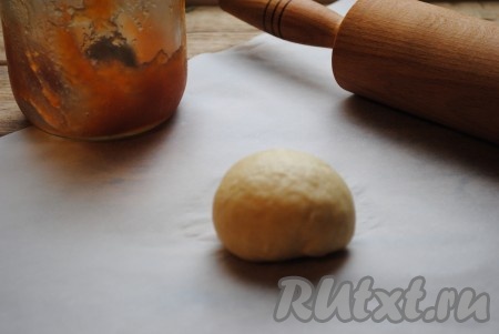 Аккуратно залепить повидло и сформировать круглые булочки.&nbsp;
