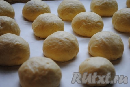 Выложить булочки с повидлом из дрожжевого теста на противень, застеленный пергаментом.&nbsp;
