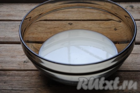 Затем в смесь дрожжей и сахара влить тёплое молоко (но ни в коем случае не горячее, иначе дрожжи испортятся и тесто не подымется), перемешать.&nbsp;
