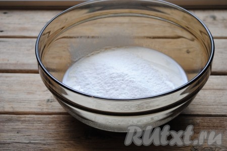 В получившуюся смесь всыпать 4 столовые ложки просеянной муки, перемешать, накрыть полотенцем и оставить опару на 15 минут.&nbsp;Если вы используете сухие дрожжи, то их смешать с 1 столовой ложкой сахара,&nbsp;4 столовыми ложками просеянной муки и добавить в тёплое молоко, перемешать и оставить опару на 15 минут для подхода.