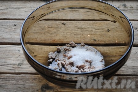 Дрожжи смешать с 1 столовой ложкой сахара и подождать, пока они разойдутся (примерно 5 минут). 