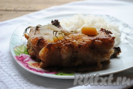 Очень вкусная, сочная свиная корейка на кости, запеченная в духовке, готова.&nbsp;
