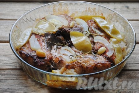 Накрыть форму фольгой и отправить в разогретую до 200 градусов духовку на 30-40 минут. По истечении времени проверить свиную корейку на кости на готовность, для этого нужно проколоть мясо ножом (если выделяется светлый сок - мясо готово, если алый - нужно отправить запекаться ещё на 7-10 минут).
