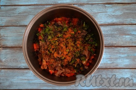 Мелко нарезанную зелень добавить в чашу мультиварки, всыпать по вкусу соль и специи, закрыть крышку и выставить режим "Тушение" ещё на 10-15 минут.
