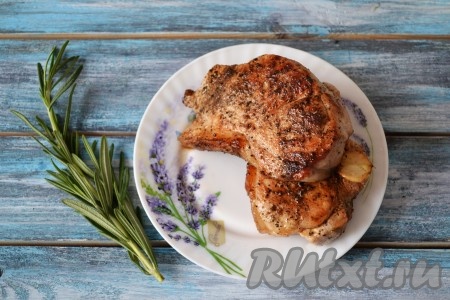 Готовые необыкновенно вкусные, сочные свиные стейки, жареные на сковороде, сразу же в горячем виде подать на стол.
