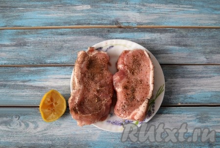 Стейки смочить соком половинки лимона. Соль смешать с молотыми перцами и хорошенько натереть мясо. Натирая, немного применять силу, как бы втирая специи во внутрь мяса.

