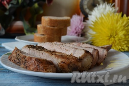 Такое мясо прекрасно сочетается с картофелем, кашами, макаронными изделиями, овощными салатами. Может существовать и как отдельно блюдо. Жареный свиной стейк также можно подать на стол в качестве нарезки или положить на бутерброд.
