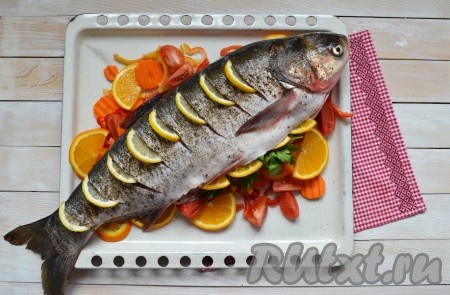 Выложить целую тушку толстолобика на противень и отправить в разогретую до 180 градусов духовку на 45-50 минут.
