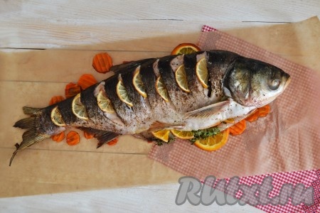 Ароматная рыба, с нежным вкусом готова. Подать на стол в горячем виде. 