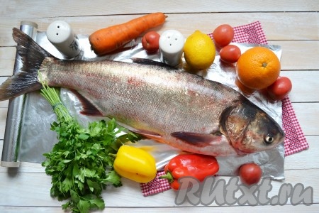 Подготовить все необходимые ингредиенты для запекания толстолобика в духовке целиком
