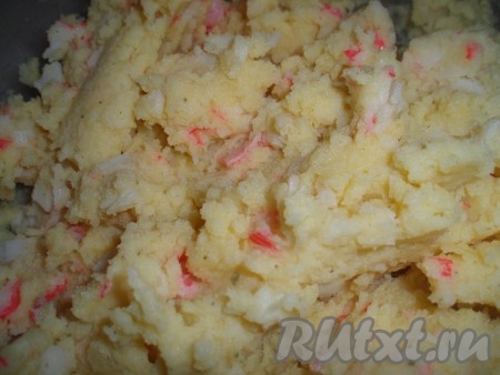 К охлажденному картофельному пюре добавить нарезанные кусочками крабовые палочки, яйцо и муку, все перемешать.