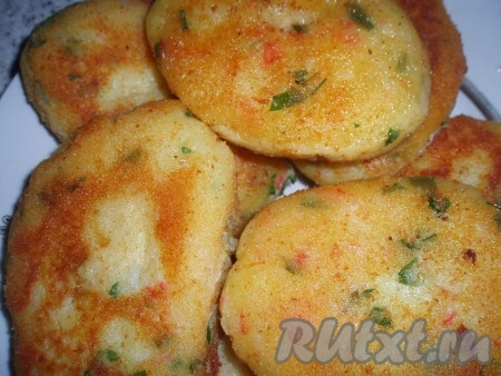 Очень вкусные и красивые картофельные котлеты с крабовыми палочками готовы. Подавать в горячем виде со сметаной, с кетчупом или другим соусом по вкусу.
