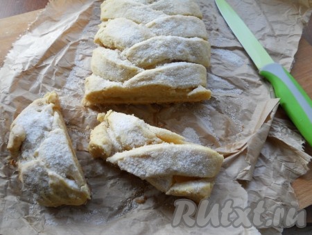 Нарезать пирог на части.
