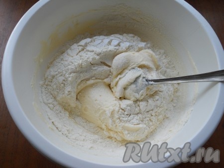 Далее всыпать разрыхлитель, частями добавить просеянную муку, тщательно вмешивая её в тесто.