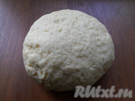 Добавляя муку, не забывайте ориентироваться на консистенцию замешиваемого теста. Творожное тесто должно получиться мягким, нежным, но плотным и не липнущим. Оставить тесто, накрыв плёнкой, на 15-20 минут в прохладном месте.