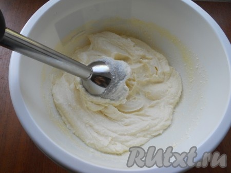 Взбить творожную массу погружным блендером до гладкой, однородной массы.