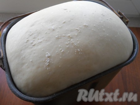 Если замешивать тесто вручную, нужно муку просеять в глубокую миску. Сделать углубление в середине муки, всыпать в углубление сахар и сухие дрожжи. В отдельной ёмкости тёплое молоко (температуре молока должна быть 38-40 градусов) нужно соединить с яйцом, солью и растительным маслом. Эту смесь частями вливать в углубление из муки, перемешивая тесто вначале столовой ложкой. А затем, когда тесто начнёт собираться в ком, продолжая вымешивать его руками, замесить плотное, не липнущее к рукам тесто. Вымешивать тесто руками нужно не менее 7 минут, чтобы оно приобрело нужную консистенцию. Если тесто будет сильно липнуть к рукам, добавьте немного муки. Накрыть тесто в миске полотенцем и оставить в тёплом месте на 1 час. Тесто хорошо поднимется, увеличившись в несколько раз.