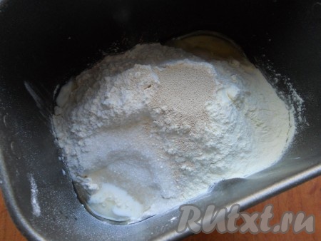 Всыпать просеянную муку, соль, сахар и сухие дрожжи (соль и дрожжи нужно разнести по разным углам). Выставить режим "Тесто" (в моей хлебопечке этот режим длится 1 час 30 минут). В процессе замешивания теста следите за формированием колобка, если он будет сильно липнуть к стенкам ведёрка, тогда добавьте немного муки. И наоборот, если колобок будет слишком тугой, тогда влейте столовую ложку молока.