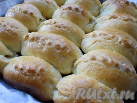 Выпекать дрожжевые пирожки с яблоками в предварительно разогретой до 200 градусов духовке около 20-25 минут.