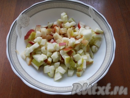 Яблоки очистить от семян и нарезать на маленькие кубики (очищать яблоки от кожуры я не стала).