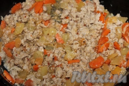 Массу тщательно перемешать, посолить, приправить по вкусу. Обжаривать овощи с фаршем в течение 5 минут на среднем огне, разбивая комочки и иногда помешивая. 

