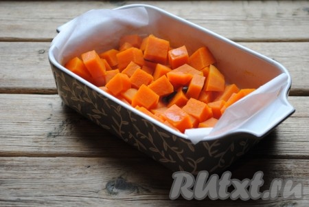 Накрыть форму фольгой и отправить в разогретую до 180 градусов духовку. Через 30-40 минут тыква с мёдом будет готова. Кусочки тыквы должны стать мягкими, но ни в коем случае не развалиться и не превратиться в кашу, поэтому процесс запекания нужно контролировать. Время приготовления будет зависеть от Вашей духовки, ну и конечно же от сорта тыквы.&nbsp;
