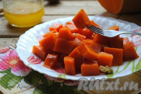 Вкусная, ароматная и очень полезная тыква с мёдом, запеченная кусочками в духовке, готова. Выложить её на блюдо, посыпать рубленными орехами и подать на стол. Я люблю тёплую тыкву, но многие предпочитают её в остывшем виде.&nbsp;
