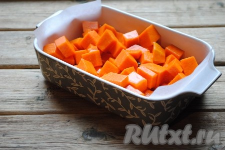 Жаропрочную форму застелить пергаментом и выложить подготовленную тыкву. 