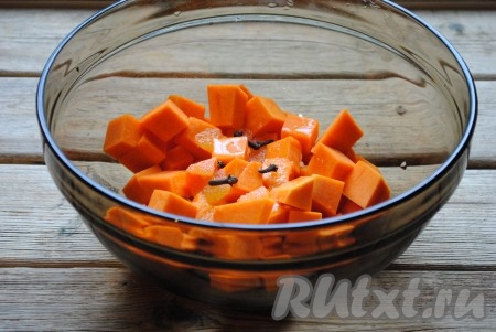 и веточки гвоздики. Перемешать и отправить на 1 час в прохладное место. За это время нужно несколько раз тыкву перемешивать, чтобы кусочки равномерно пропитались мёдом.&nbsp;
