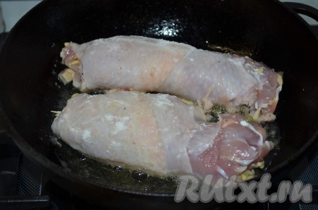 Разогреть растительное масло в сковороде, обжарить рулеты до золотистой корочки на сильном огне с обеих сторон.
