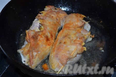 Выложить рулеты в жаропрочную форму или сковороду, смазанную маслом, и запекать 25-30 минут в духовке, разогретой до 220 градусов.
