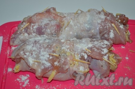 Тоже самое проделать со вторым рулетом. Присыпать мукой куриные рулеты с начинкой из грибов и сыра.
