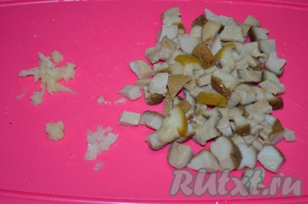 Если у вас свежие лесные грибы, то их нужно перебрать, вымыть и сварить до готовности в течение 40 минут. Замороженные грибы (можно взять и купленные в магазине) разморозить. Отварные грибы нарезать небольшими кубиками.
