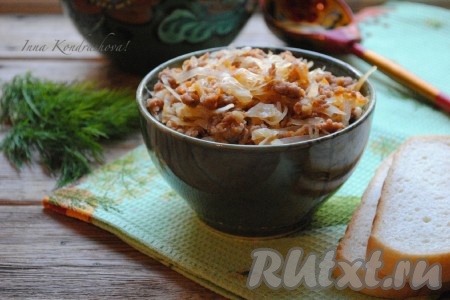 Подавать аппетитную, вкусную капусту, тушеную с фаршем, в горячем виде, разложив по порционным тарелкам. 
