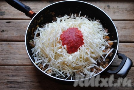 Капусту нашинковать тонкой соломкой и отправить на сковороду к фаршу и овощам. Влить томатный сок и воду. Посолить, перемешать, накрыть крышкой и тушить на среднем огне 15-20 минут. 

