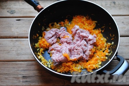 К обжаренным овощам добавить мясной фарш, жарить 7-10 минут, помешивая и разбивая комочки фарша, посолить и поперчить по вкусу. 

