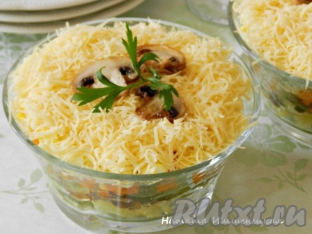 Вкусный, аппетитный салат с жареными шампиньонами и солёными огурцами готов. Это блюдо станет достойным украшением стола и в праздники, и в будни.