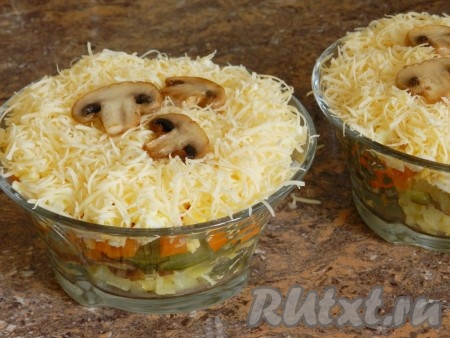 Сыр натереть на мелкой тёрке, распределить равномерно по поверхности салата. Украсить салат по своему вкусу. Я украсила пластинками обжаренных шампиньонов.