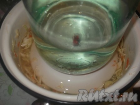 Ставим капусту под гнет на сутки.