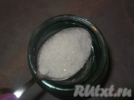 Затем приступаем к приготовлению рассола: в 1 литре кипяченой охлажденной воды растворяем соль.