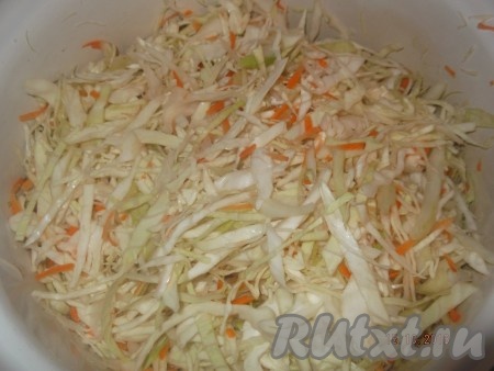 Для начала режем капусту. Морковь натираем на средней терке. Соединяем капусту с морковью в кастрюле и перемешиваем.