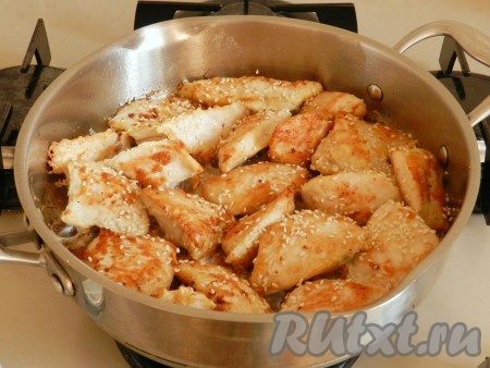 В сковороде хорошо разогреть растительное масло. Выложить кусочки мяса в один слой. Обжарить филе индейки на среднем огне с двух сторон до золотистого цвета (примерно по 3 минуты с каждой стороны). Если филе много и оно не помещается в сковороду одним слоем, обжаривайте порциями. Обжаренное филе можно дополнительно посыпать кунжутом, накрыть крышкой и довести до готовности на медленном огне в течение 10 минут. За это время 1 раз мясо перевернуть.